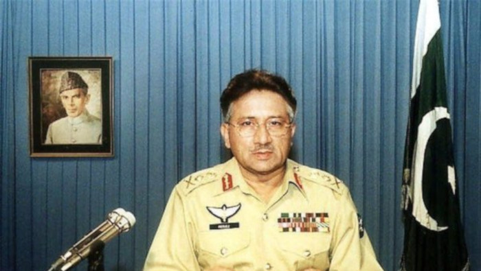 En 2016, Musharraf viajó a Dubái para recibir tratamiento médico y donde estaba viviendo en exilio autoimpuesto para evitar ser enjuiciado por múltiples casos.