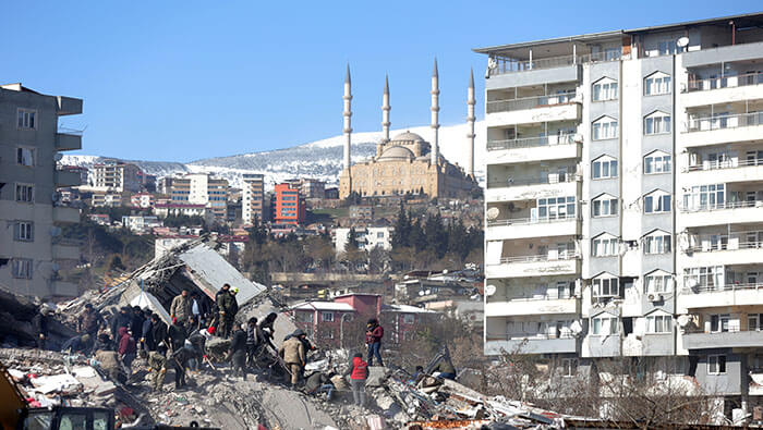 Según la agencia de gestión de emergencias de Türkiyea cuatro días del sismo el balance de víctimas mortales aumentó a 12.873 y los heridos superan los 63.000.
