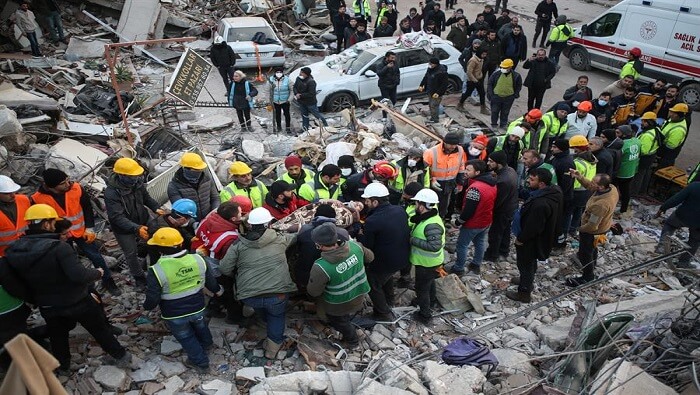 Más de 29.600 equipos de búsqueda y rescate están en las zonas afectadas en Türkiye, aseveró el vicepresidente.