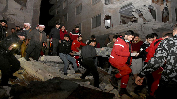 Socorristas rescatan a una persona con vida de los escombros en la ciudad siria de Alepo.
