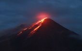 La lava fluye rápidamente debido a la pronunciada pendiente de las laderas del volcán, poniendo en peligro a las aldeas cercanas.