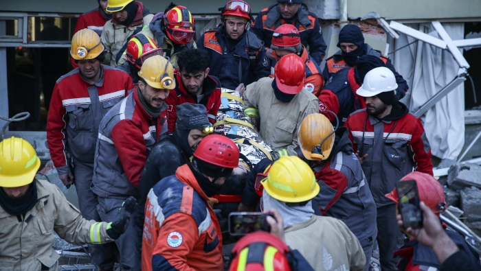 A siete días de los terremotos, los rescatistas han logrado sacar con vida a varias personas que se encontraban atrapadas dentro de viviendas colapsadas.
