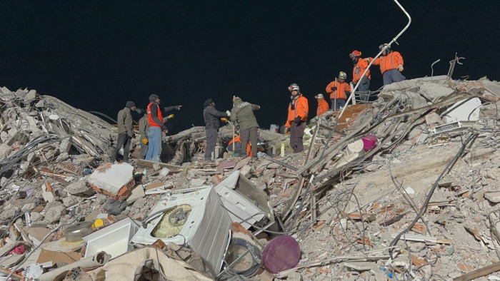 Los equipos de rescate lograron sacar a la mujer de los escombros, que previamente había enviado un mensaje a su hija diciendo que estaba allí, viva.