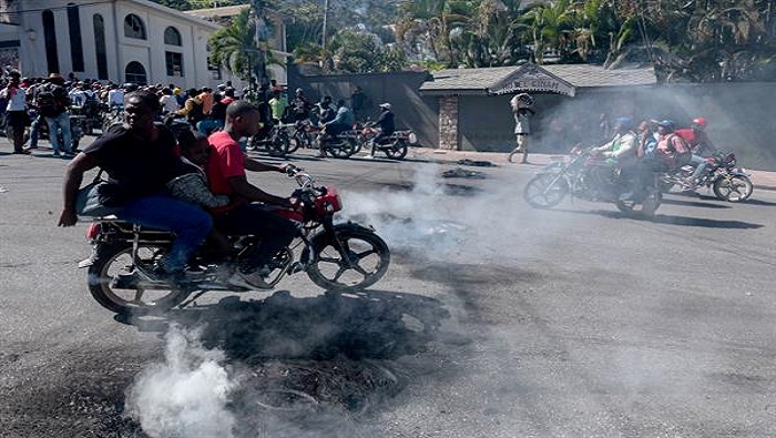 En Puerto Príncipe y otras localidades de Haití a diario se producen protestas y bloqueos de vías en rechazo a la violencia de las pandillas.