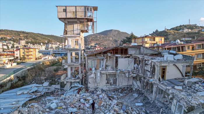 La estructura adicional del edificio colapsado en el terremoto de Hatay permaneció en pie.