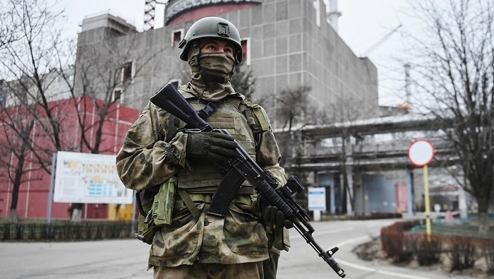 Militares rusos velan por la seguridad de la central nuclear de Zaporozhie y la protegen de ataques de los militares ucranianos.