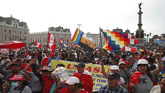 A pesar de la represión policial, miles de peruanos retoman las movilizaciones contra la presidenta Dina Boluarte.