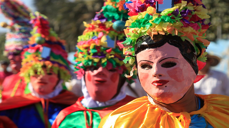 Este lunes tuvo lugar el tercer desfile del Carnaval de Barranquilla, en Colombia, una celebración declarada por la Organización de las Naciones Unidas para la Educación, la Ciencia y la Cultura (Unesco) "Obra maestra del patrimonio oral e intangible de la humanidad". Este carnaval que tiene lugar durante los cuatro días previos al Miércoles de Ceniza, y se caracteriza por el folclore, la cultura y los desfiles con disfraces.