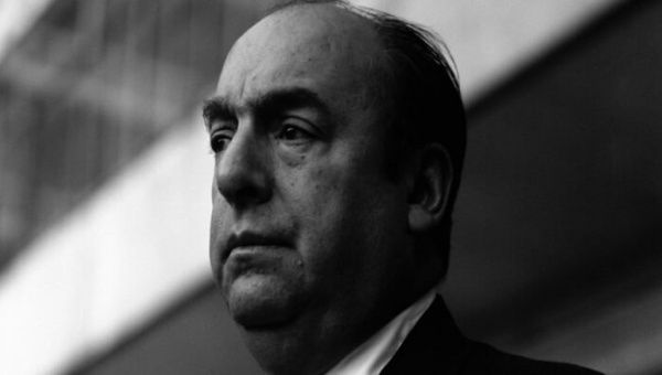 Pablo Neruda dio a conocer en enero de 1973 un libro de poemas titulado Incitación al nixonicidio y alabanza de la revolución chilena. Un recuento de las circunstancias del Chile de la Unidad Popular, donde las conquistas sociales y políticas, son atacadas por la sombra del imperio y sus cómplices locales. 