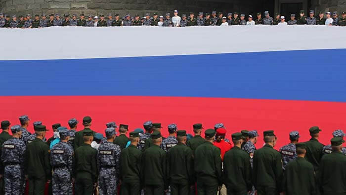 Soldados rusos celebran los avances de sus fuerzas sobre territorio del Donbás ucraniano.