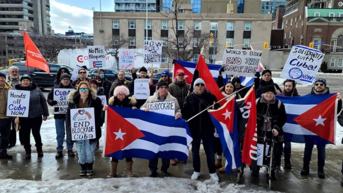 Los manifestantes exigieron a EE.UU. que retire a Cuba de la lista de naciones que presuntamente promueven el terrorismo.