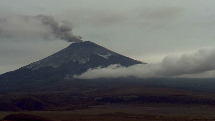 El nuevo proceso eruptivo del volcán, inició este fin de semana, cuando la nube llegó a alcanzar los 2400 metros de altura sobre el nivel del cráter. 
