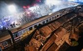 Bomberos griegos buscan a sobrevivientes de la colisión de trenes en el centro del país.