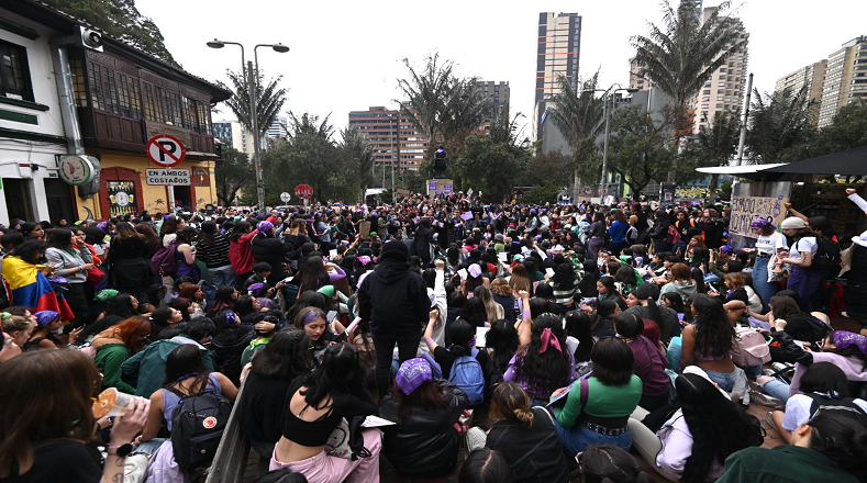 Mujeres y activistas marcharon en Bogotá, Colombia, para reivindicar derechos, el reclamo por la igualdad de género y de salarios y  la denuncia de la violencia machista.
