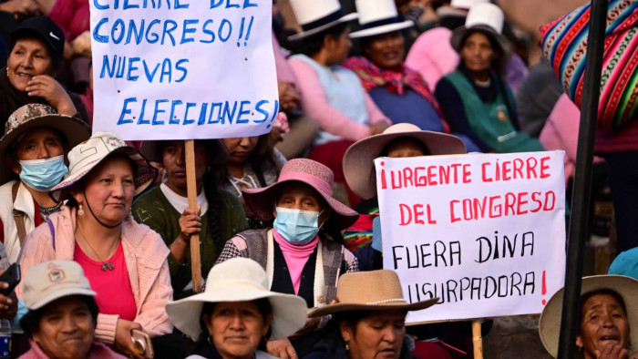 El 74 % de los peruanos considera que Boluarte debería renunciar a su cargo si el Congreso no aprueba el adelanto de elecciones generales.