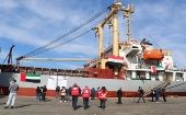 En el puerto de Latakia ancló un buque enviado por la Media Luna Roja de Emiratos Árabes Unidos, con más de mil toneladas de materiales de socorro.