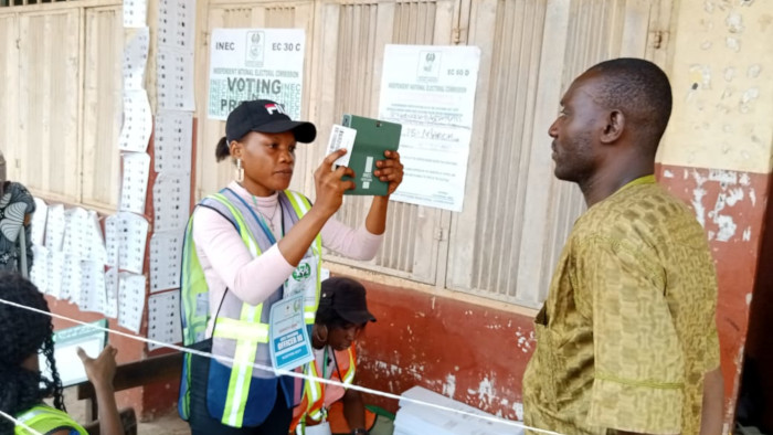 Los comicios debían celebrarse el 11 de marzo pero fueron aplazados por la INEC, para reconfigurarar la máquinaria del llamado Sistema Bimodal de Acreditación del Votante.