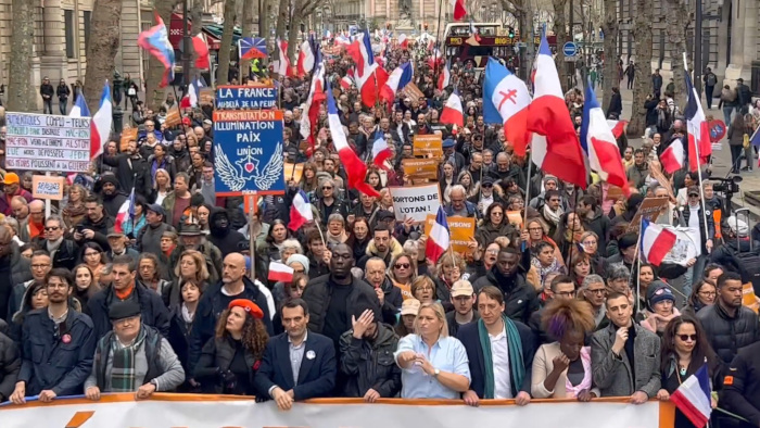 La policía detuvo este sábado al menos a 71 personas en París durante las protestas contra la reforma de pensiones del Gobierno.