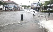 Las fuertes tormentas invernales y la amplitud de la marea extrema han provocado inundaciones y detención del tránsito en Guayaquil. 