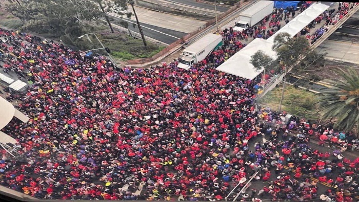 El gremio de maestros, en negociaciones por separado con el distrito, apoyó la huelga e instó a sus 35,000 miembros a unirse a los piquetes y a las manifestaciones.