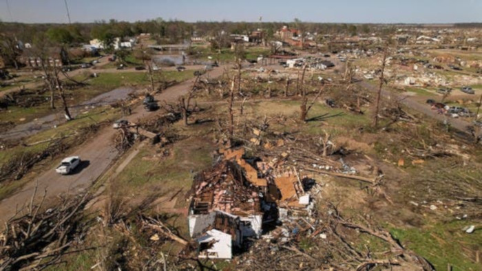 El Servicio Meteorológico Nacional de EE. UU. advierte sobre el riesgo de un clima más severo luego de un tornado mortal que arrasó el delta del Mississippi.