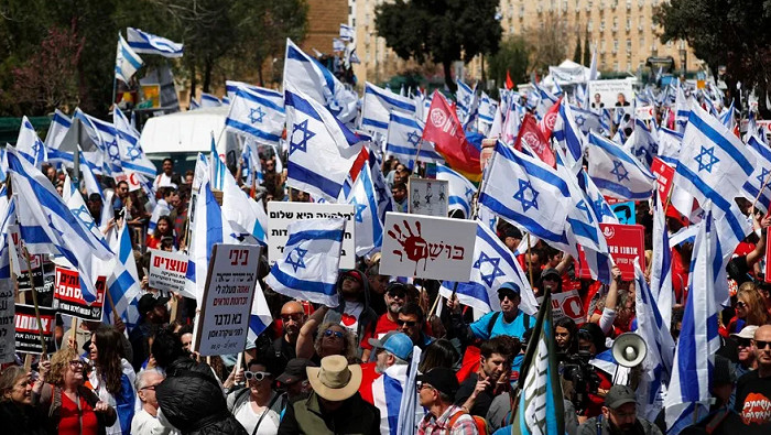 Cientos de miles de manifestantes israelíes tomaron las calles después de que Netanyahu despidiera al ministro de Defensa, Yoay Gallant.