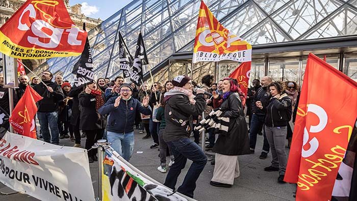 Cientos de personas protestaron el lunes frente al museo de Louvre contra la reforma del sistema de pensiones.