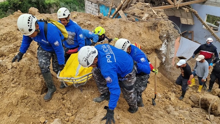 Dos de los cuerpos fueron encontrados en esta jornada por los bomberos de Cuenca, que colaboran en la búsqueda y rescate.
