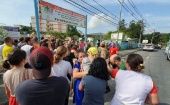 Muchos padres se aglomeraron en la puerta del centro de educativo, Cantinho Bom Pastor, mientras esperaban noticias.