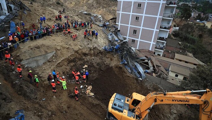 En el área del desastre laboran equipos de Bomberos de Cuenca y Quito, con un total de 164 rescatistas.