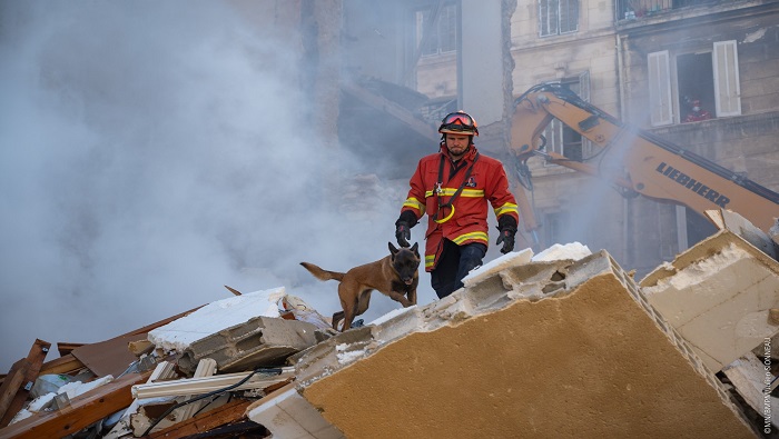 Al menos 120 bomberos y tres grupos de especialistas en rescate y limpieza trabajan en el lugar del siniestro.