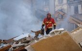 Al menos 120 bomberos y tres grupos de especialistas en rescate y limpieza trabajan en el lugar del siniestro.