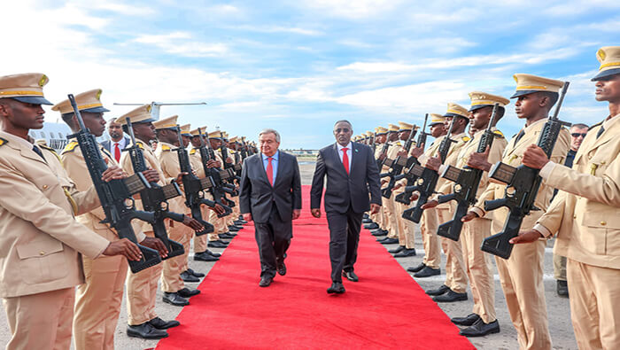 António Guterres fue recibido por el ministro de Relaciones Exteriores de Somalia, Abshir Omar Huruse.
