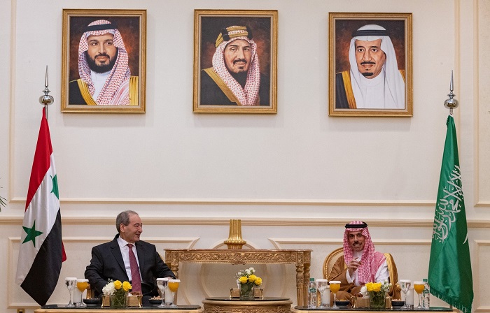 El ministro de Asuntos Exteriores sirio, Faisal Al-Mekdad, y su homólogo saudí, Faisal bin Farhan, discutieron los pasos necesarios para la reincorporación de Siria a su entorno árabe.