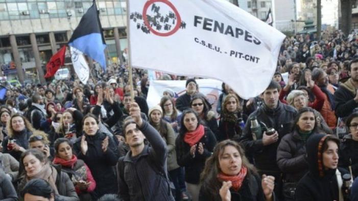 Los estudiantes uruguayos, junto a sus profesores, protagonizan constantes jornadas de ocupación de liceos como medida de fuerza frente a la política educacional del Gobierno.