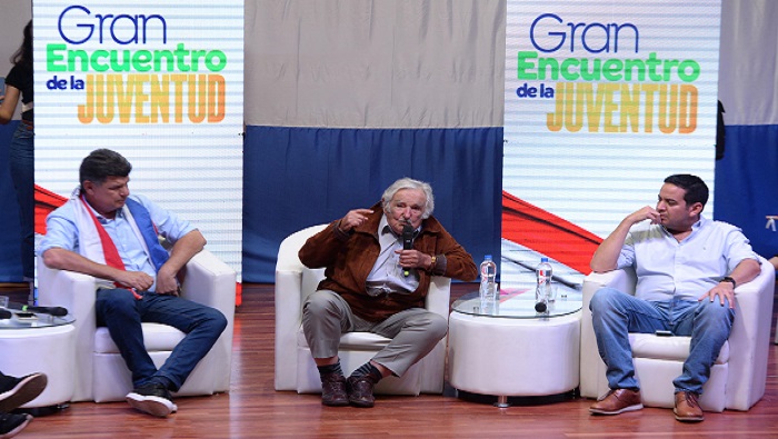 Mujica viajó a Paraguay para asistir al acto con los jóvenes como orador invitado en un escenario electoral de divisiones en la oposición paraguaya.