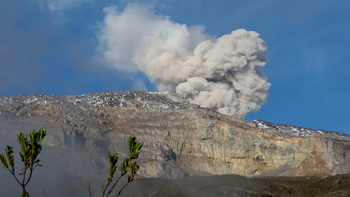 La sismicidad se caracteriza por la ocurrencia de sismos pequeños, localizados en el cráter Arenas el volcán.