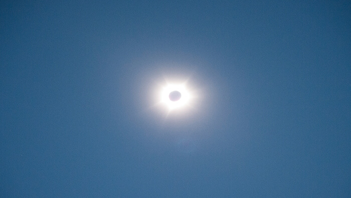 De acuerdo a la Sociedad Astronómica en Exmouth, el eclipse total comenzó 12 segundos antes de las 11H30 hora local.