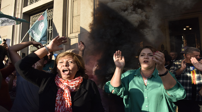 Sindicalistas uruguayos realizaron este martes un paro general de 24 horas en Montevideo (capital) en rechazo a la reforma de seguridad social que propone aumentar la edad de jubilación de los trabajadores de 60 a 65 años.
