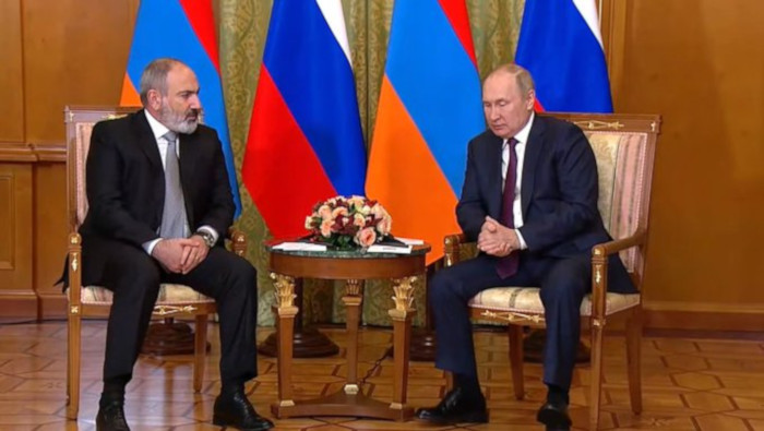 El presidente ruso resaltó la necesidad del cumplimiento de los acuerdos tripartitos (entre Armenia, Azerbaiyán y Rusia) que siguieron a la guerra por Nagorno Karabaj en 2020.