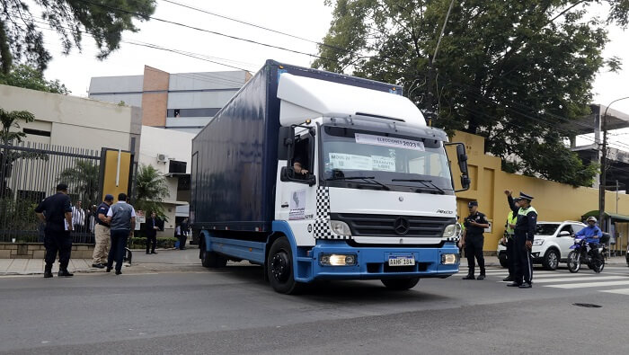El presidente del TSJE, Jorge Bogarín González, encabezó la salida oficial de los vehículos que trasladaron los maletines electorales.