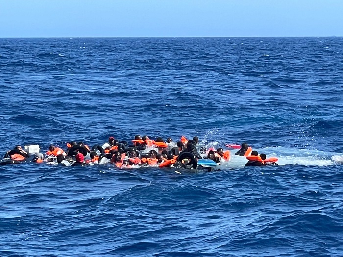 Los migrantes fueron encontrados cerca de las costas de Lampedusa cuyo centro de migrantes ha recibido una oleada de llegadas con más de 2.000 personas acogidas.