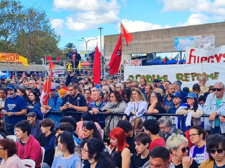 Los trabajadores uruguayos conmemoraron un nuevo 1 de Mayo y recordaron los 50 años de la heroica Huelga General, así como reclamaron aumentos salariales y mejora de las condiciones de trabajo.