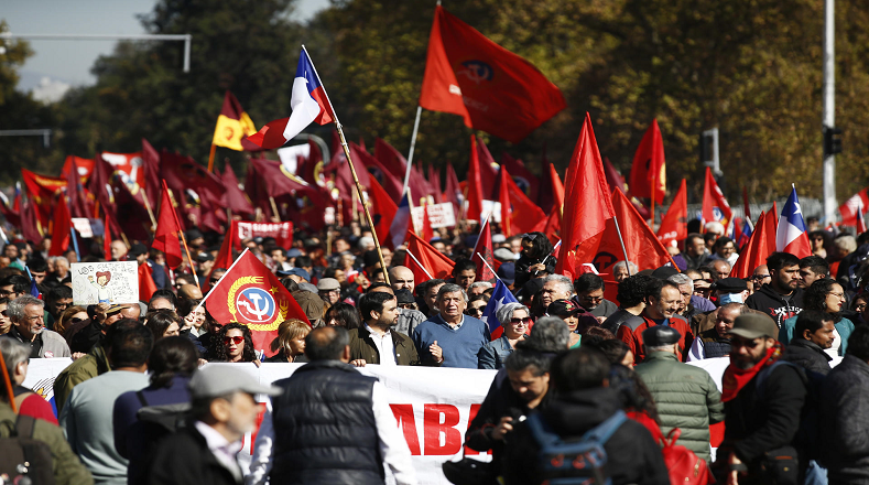  En Chile, la clase trabajadora protestó en contra del capitalismo, los Gobiernos neoliberales y las nuevas formas de corporativismo, y expresó su solidaridad con los movimientos obreros y las luchas internacionales en contra de las reformas antipopulares.