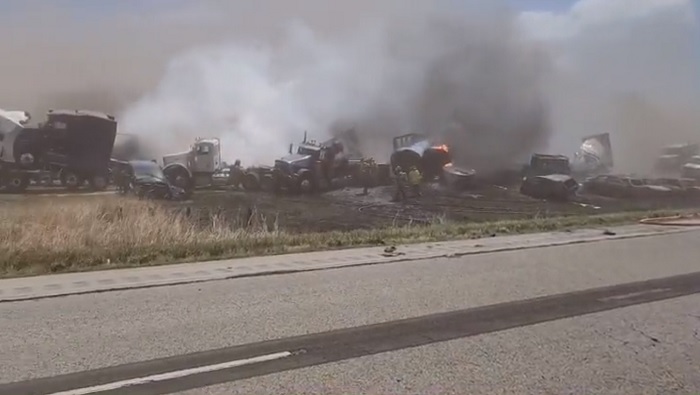 Dos camiones con remolque se incendiaron y al menos 40 o 50 automóviles y cerca de 60 personas se vieron involucradas. 