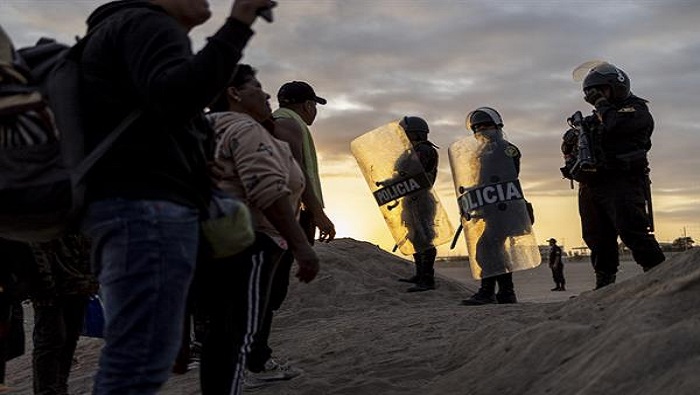 Centenares de migrantes continúan varados en la frontera Chile-Perú y hacen frente a situación humanitaria extrema.