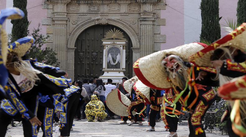 Durante la festividad los cargadores o porteadores del nicho que resguarda la piedra, realizan una procesión por el parque central junto a músicos que suenan instrumentos de viento, y personas que visten ropas tradicionales.