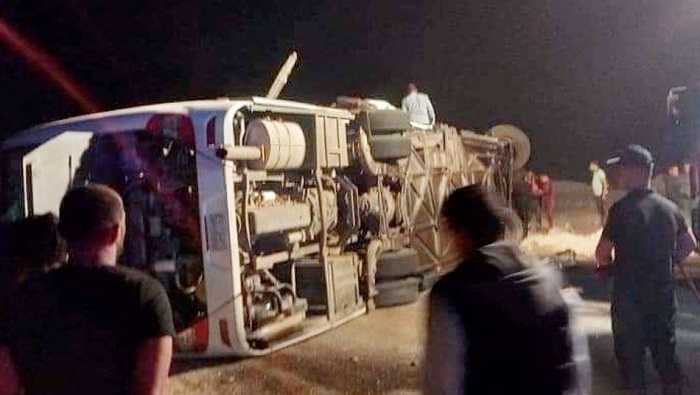 El autobús portaba 45 personas e impactó con un camión que pretendía estacionarse.