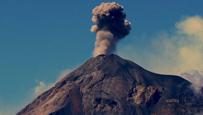 El volcán de 3.763 metros de altura, situado a 35 km al suroeste de Ciudad de Guatemala entró este jueves en erupción.