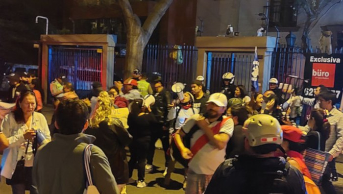 El director de IDL-Reporteros, Gustavo Gorriti, indicó que un grupo de personas protestaron agresivamente en los exteriores del Instituto de Defensa Legal (IDL).